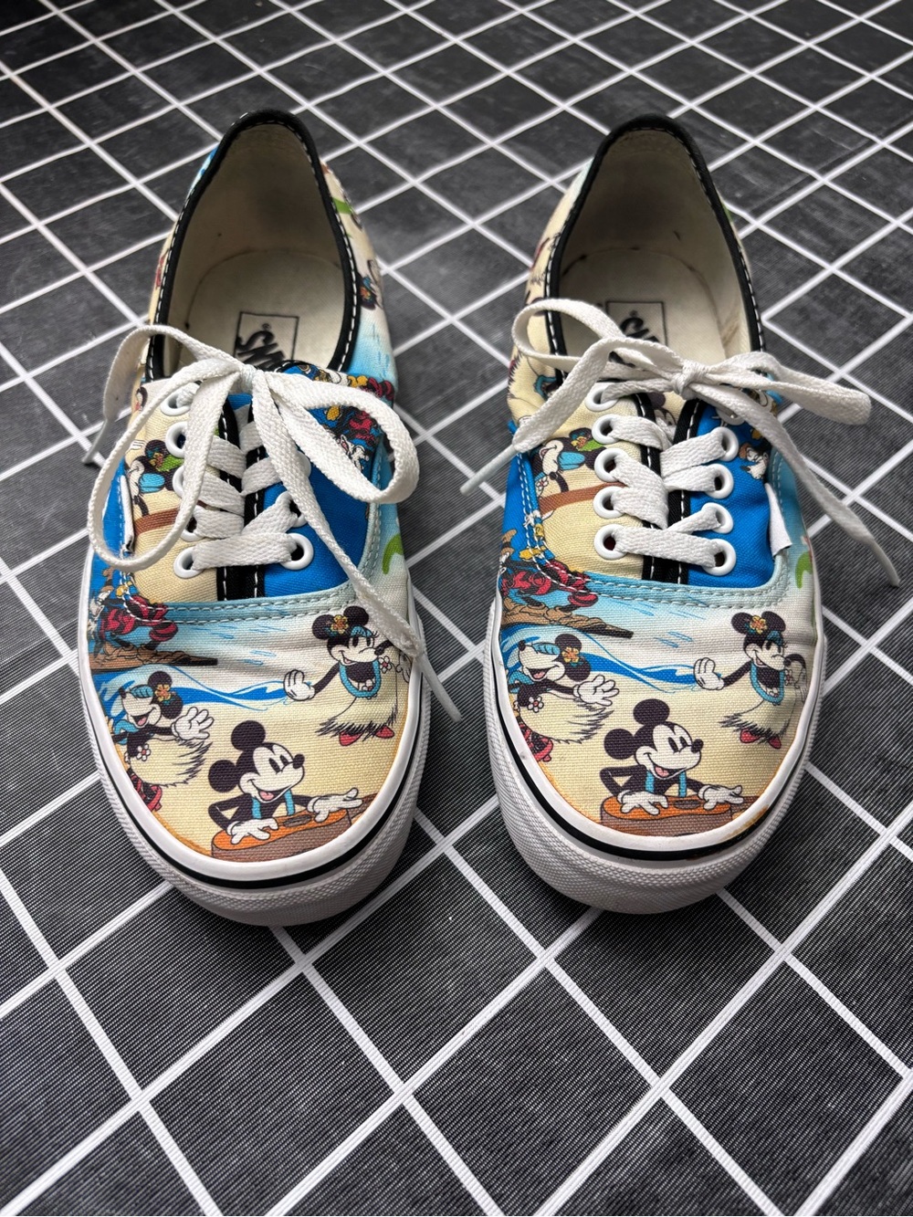 Vans x Disney Limited Edition Mickey Mouse Aloha Sneakers Size 8 Women’s